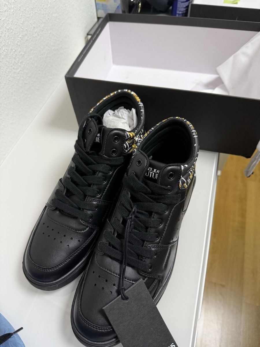Versace Kleiderpakete: Versace Jeans Couture Schuhe OVP + Shirt + Pullover – Neu (gemäss Beschreibung) aus Aesch BL von YagizTek
