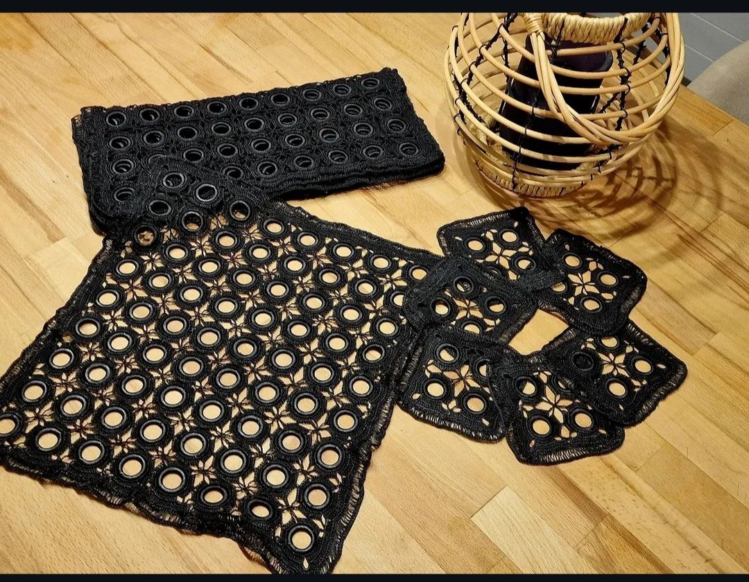 Set di tavolo e panche: Gehäkelte Tischsets, schwarz, neu 8-teilig – Nuovo (secondo la descrizione) da Amriswil venduto da gu80kaya