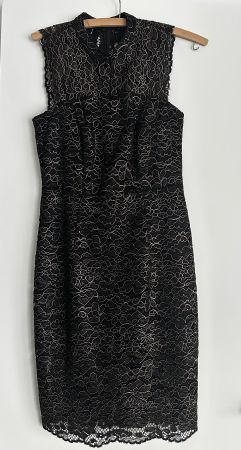 Schickes, schwarzes Spitzenkleid