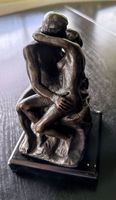 Metall Skulptur "Der Kuss" (Auguste Rodin) auf Sockel