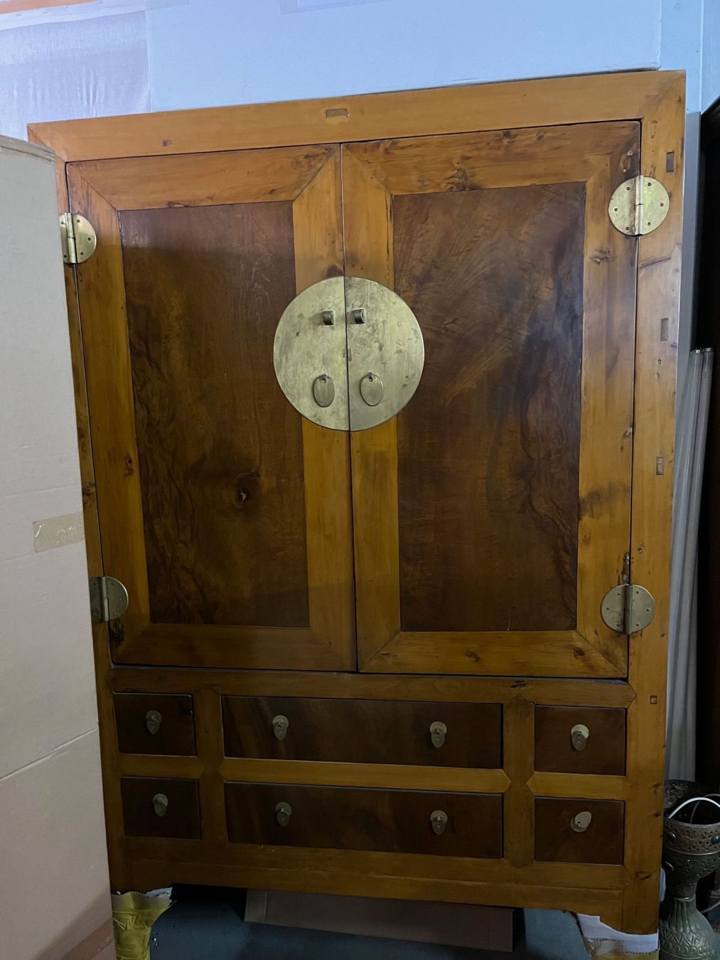 Armadi: Grosser Holzschrank | LIQUIDATIONSVERKAUF – Nuovo (secondo la descrizione) da Alpnachstad venduto da ann_9vpm