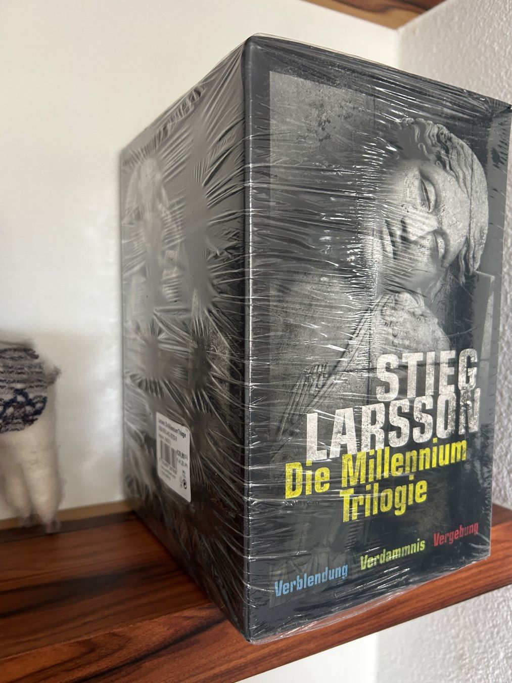 Libri: Stieg Larsson Millennium Trilogie - Neu und OVP – Nuovo e nell'imballaggio originale da Illnau venduto da Monkky 4