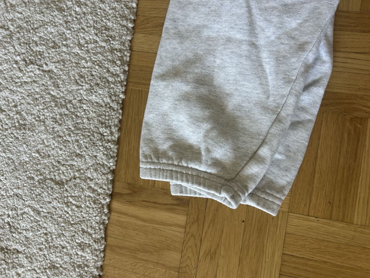 Champion Pantaloni: Champion grey sweatpants  – Usato da Zürich venduto da ori_9dcy 4