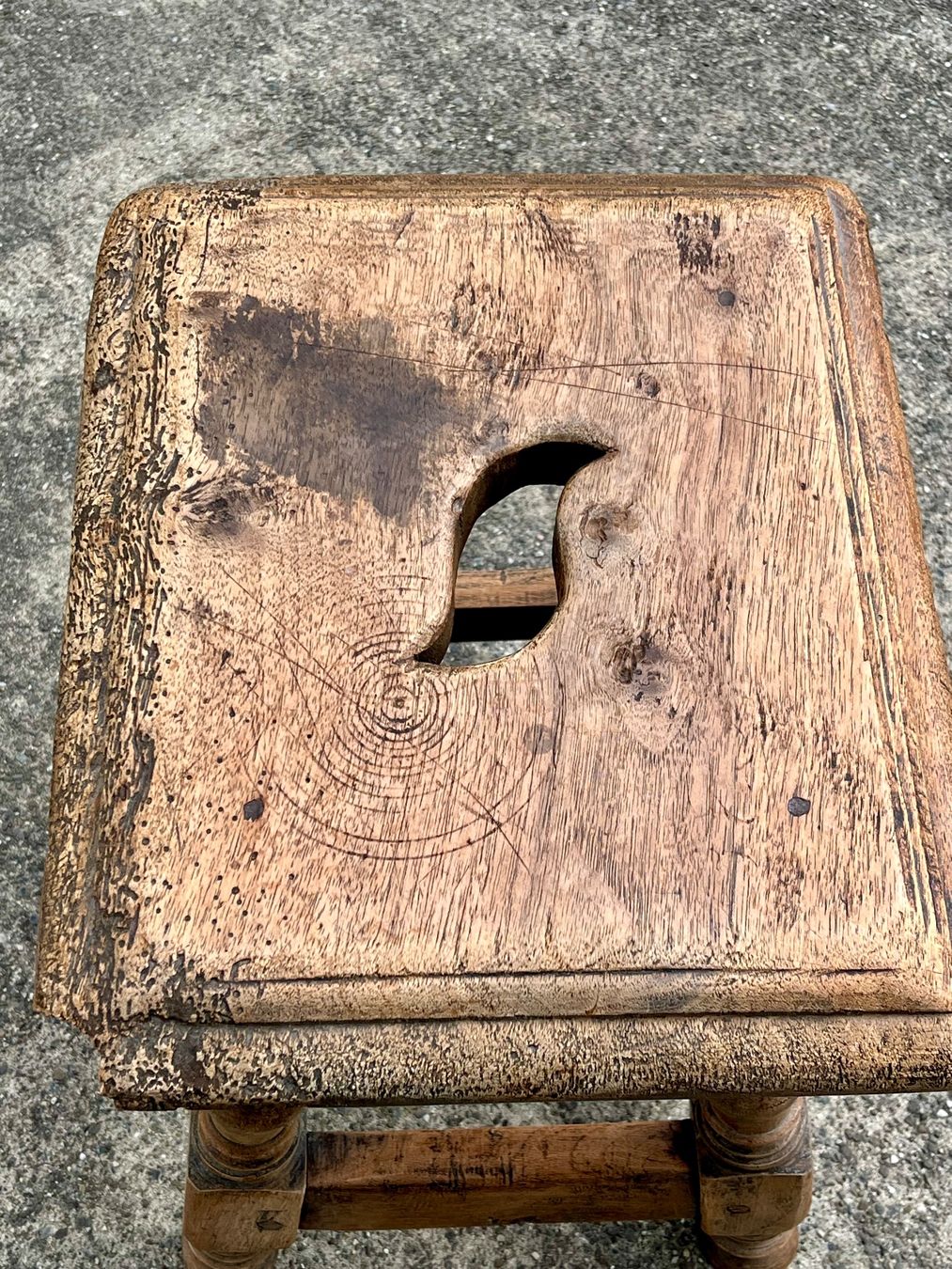 Sgabelli: Rustikaler Hocker / Schemel aus massiv Eichenholz – Usato da Unterentfelden venduto da Organized 2