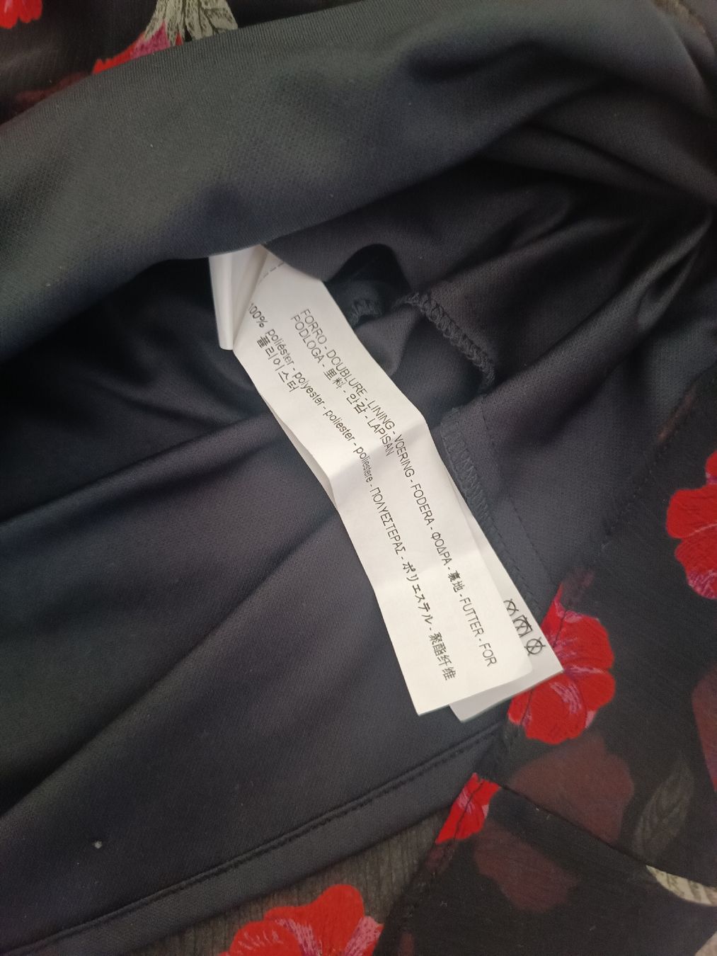 Vestiti: ROBE ÉTÉ NOIR À FLEURS ROUGES – Usato da Sierre venduto da shirley04 4