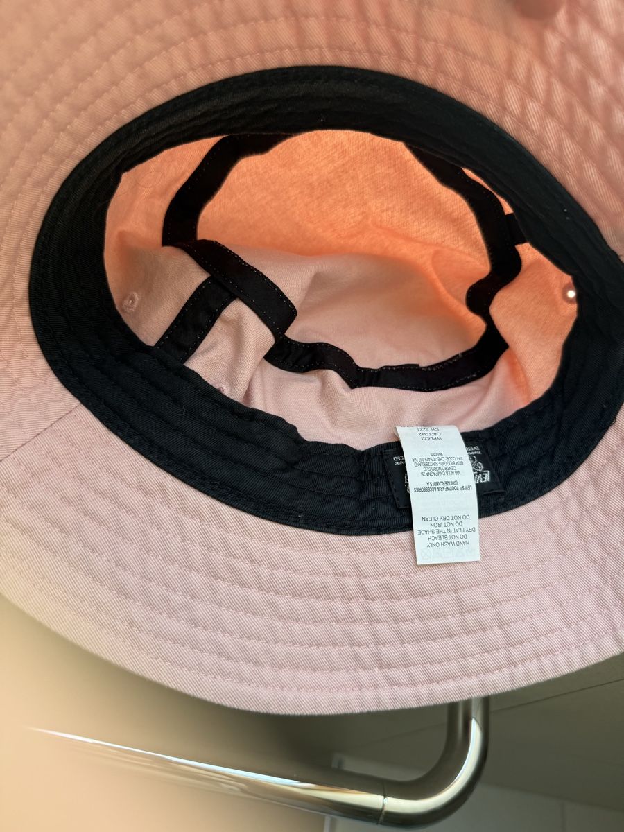 Levi's Copricapi, berretti & cappellini: Levi's Hut rosa Grösse M  – Nuovo (secondo la descrizione) da Hüttwilen venduto da sar_8gj7 2