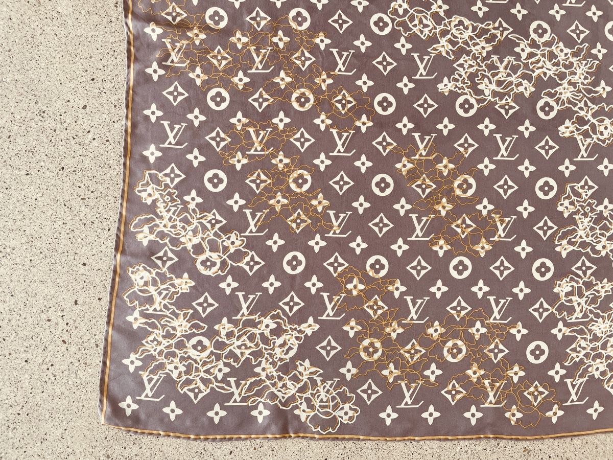 Louis Vuitton Foulard & Sciarpe: Louis Vuitton Silk Schal – Usato da Stäfa venduto da Nicole093 1