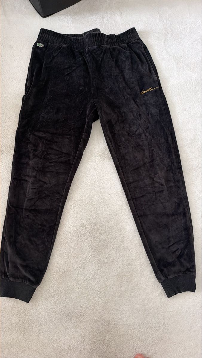 Lacoste Pantaloni: Lacoste Jogginghose Schwarz Velour Grösse L – Usato da Rorschach venduto da Costa_18