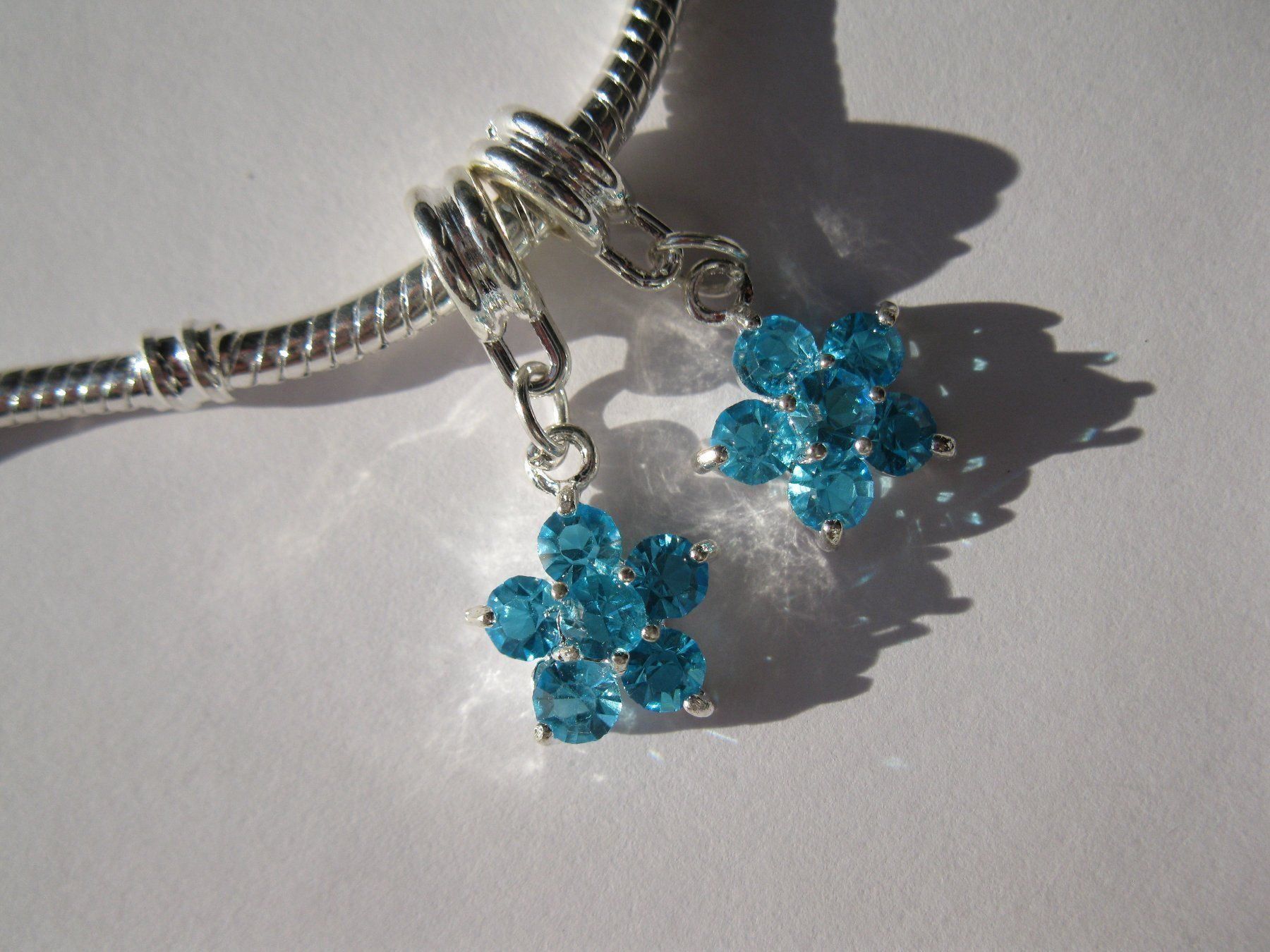 Ciondoli: Anhänger, Dangle Blume versilbert mit hellblauem Strass – Nuovo e nell'imballaggio originale da St. Margarethen TG venduto da LuanaKa 1