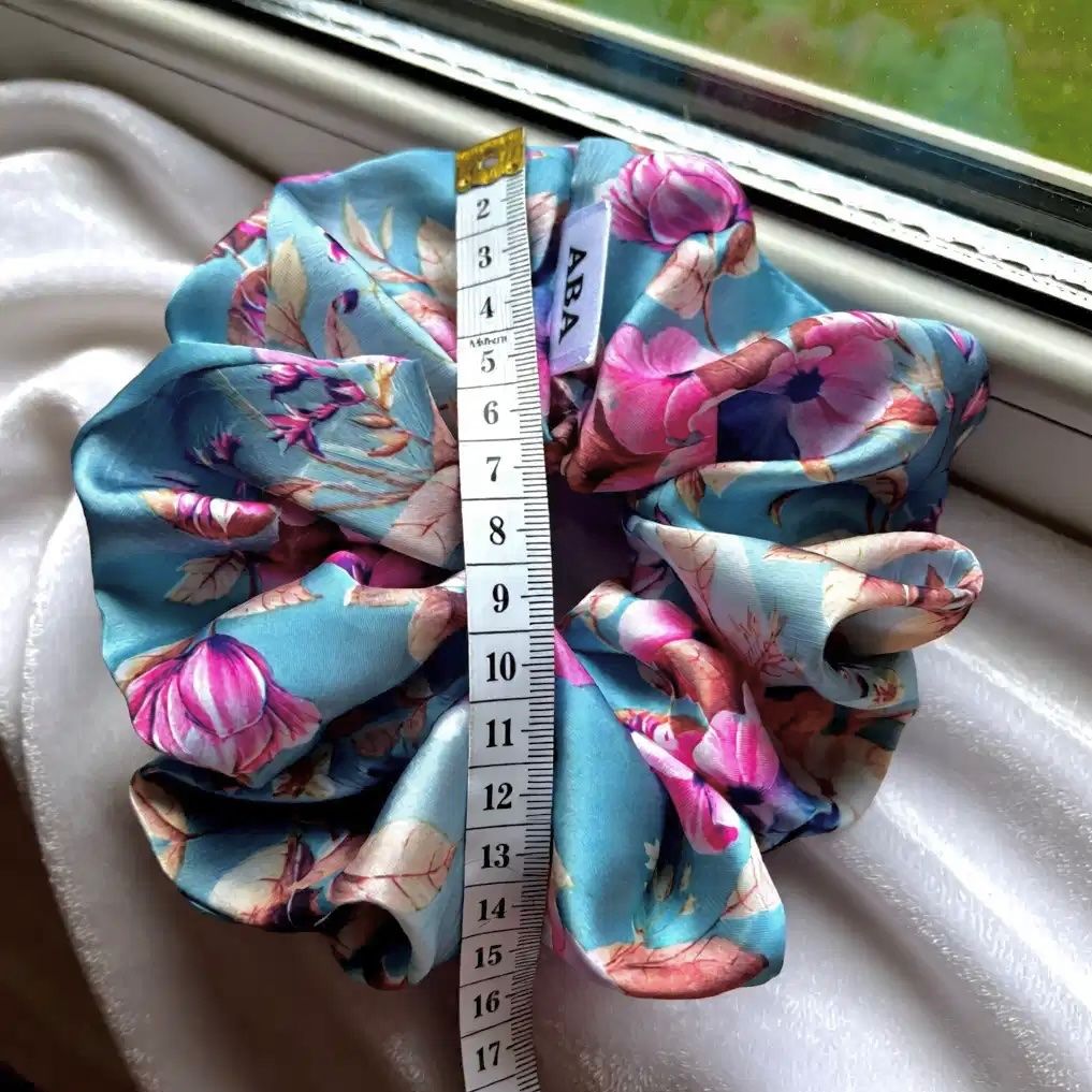 Accessori per capelli: Seide Floral Scrunchie - Handgemachtes Seide Haargummi -Neu! – Nuovo e nell'imballaggio originale da Vals venduto da ABA-Atelier 2