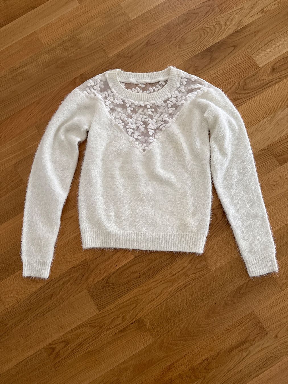 Maglioni & Felpe: Weisser flauschiger Pullover mit Spitze (Grösse XS) – Nuovo (secondo la descrizione) da Zürich venduto da Le_juste_brix