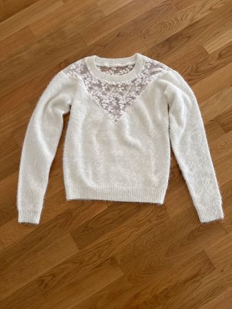 Weisser flauschiger Pullover mit Spitze (Grösse XS)