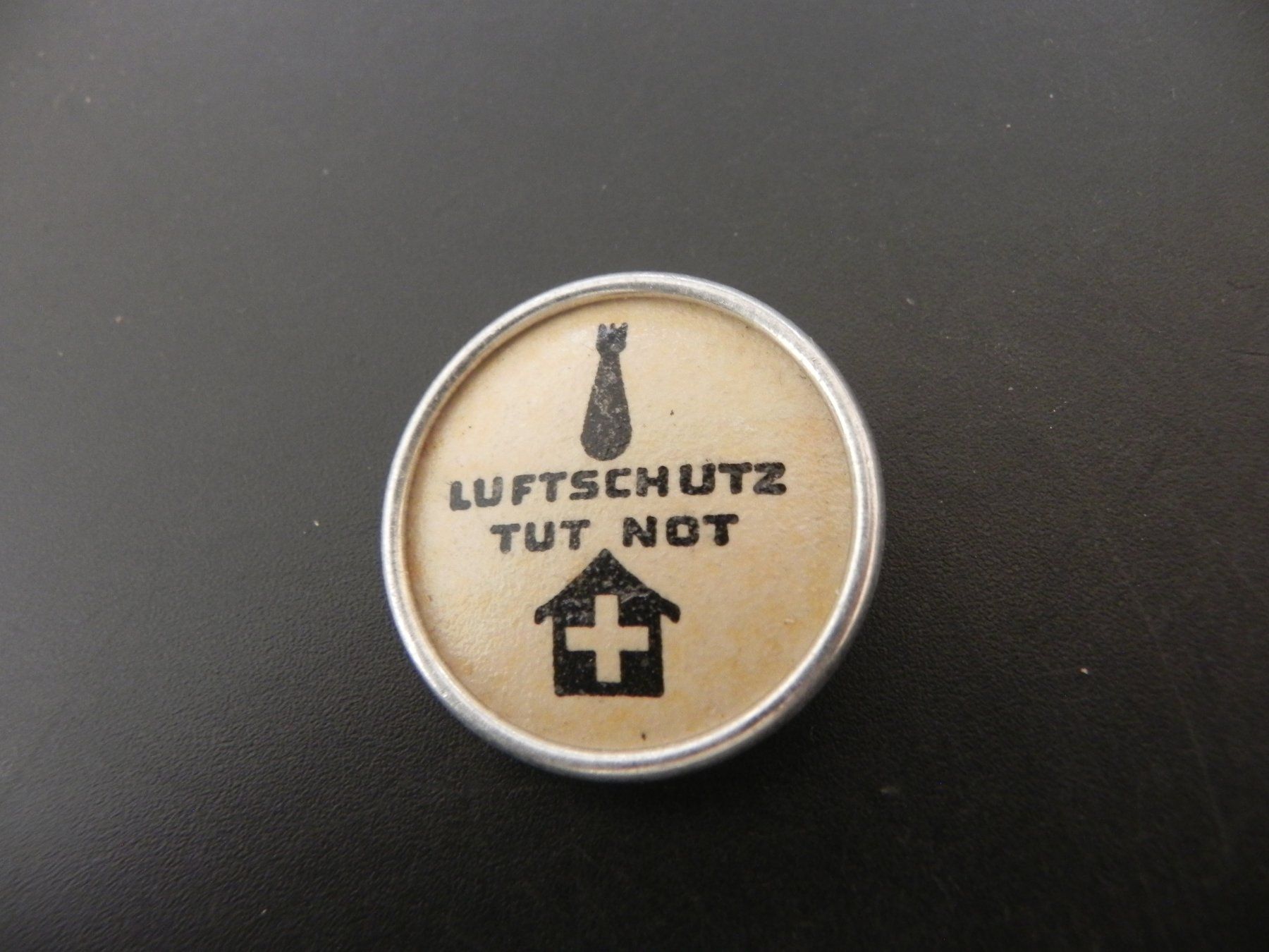 Broches & Aiguilles: Alter Badge Luftschutz tut Not – D'occasion à Biel/Bienne par Gogolozi