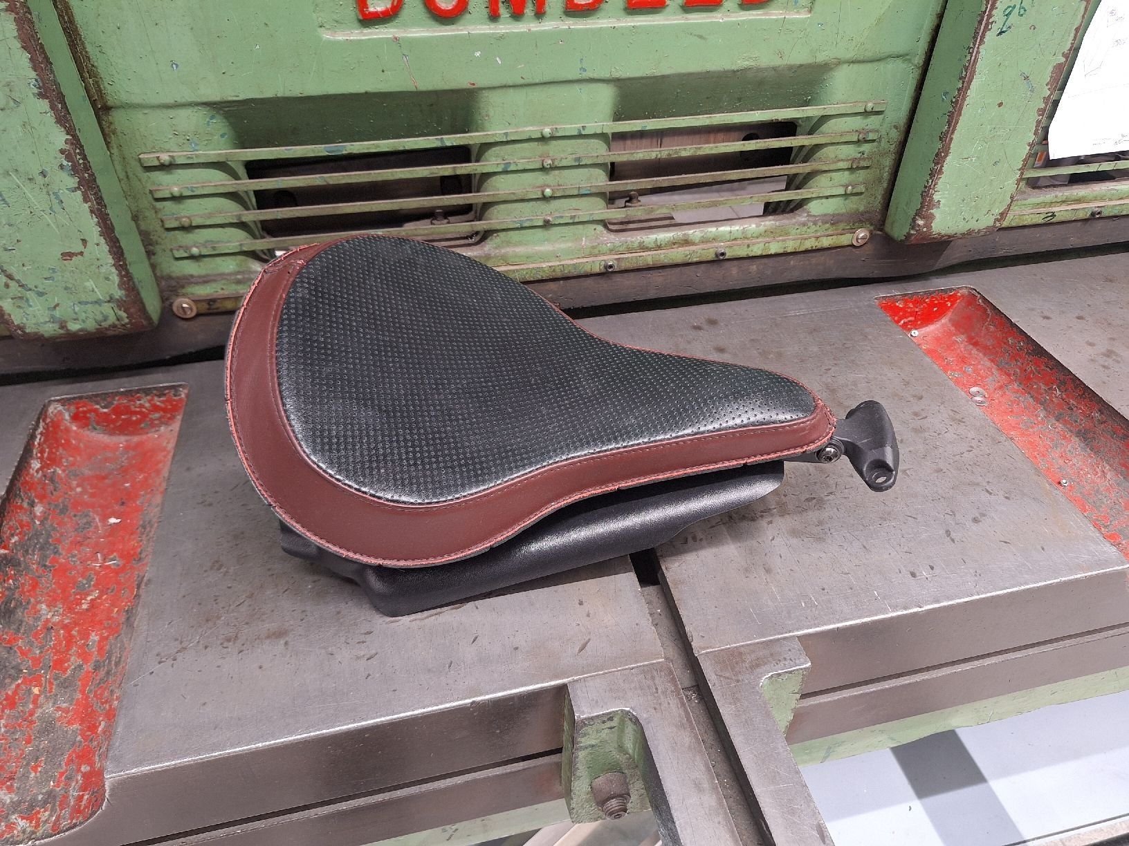 Alle Motorradersatzteile: Custom-Motorradsitzbank – Gebraucht aus Maur von pomnenka 1