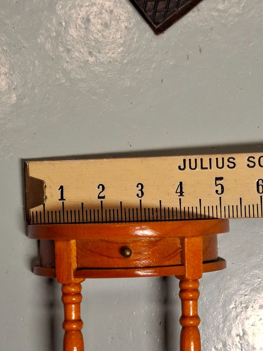 Case e mobili per bambole: Miniatur Tisch mit Buch, Handarbeit, wahrsch. Reutter – Usato da Schlieren venduto da Svenja7 8