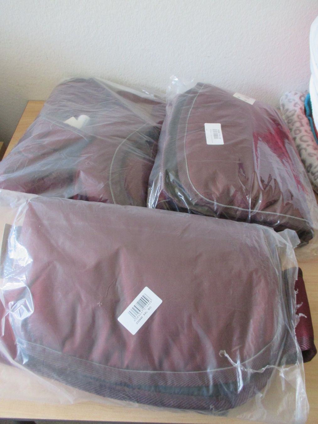 Abbigliamento: Wattierte Warme Hundemäntel Bordeaux Neu Gr.64cm oder 75cm – Nuovo e nell'imballaggio originale da Winterthur venduto da katzen07 9