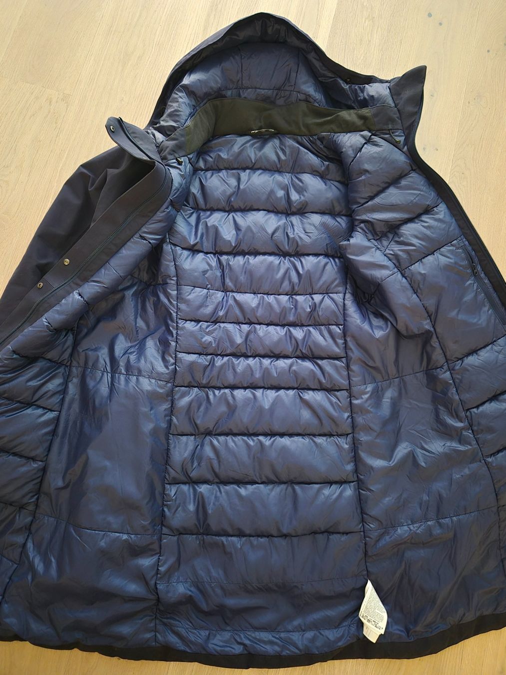 Arcteryx Cappotti: Arcteryx Daunenparka Gr.M – Usato da Küssnacht am rigi venduto da xxmajda 2