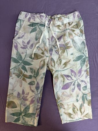 Sommerliche Damen 3/4 Hose mit Blätter Muster, Grösse 42