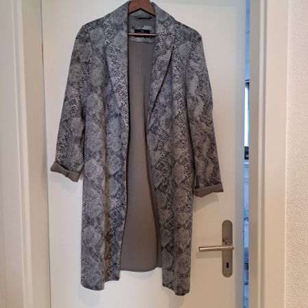 Lässiger, leichter Uebergangsmantel im Reptillook grau Gr. L