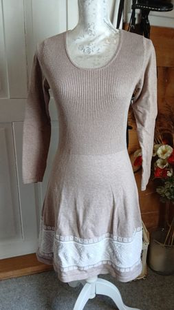 Robe d'hiver chaude, taille S, beige et dentelle blanche!