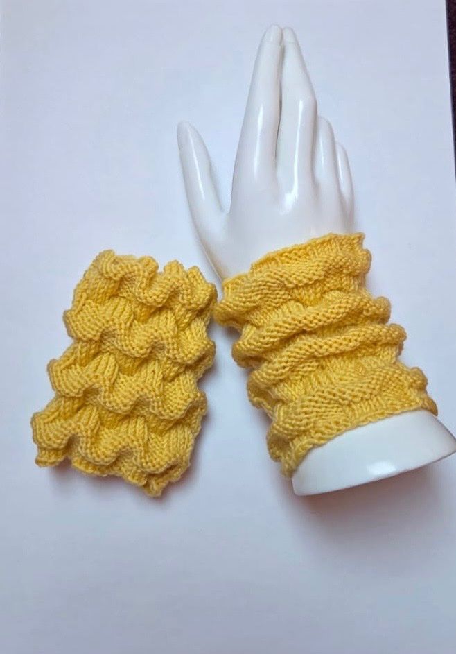 Lana: Pulswärmer handgestrickt gelb – Nuovo e nell'imballaggio originale da Pfäffikon ZH venduto da Suribu