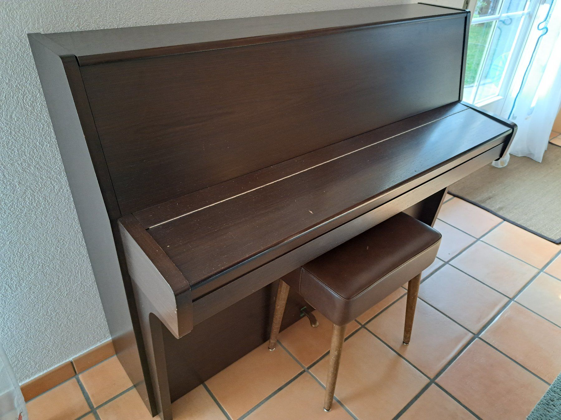 Strumenti musicali: gebrauchtes Klavier HELLAS dunkelbraun mit Hocker – Usato da Russikon venduto da Oelga