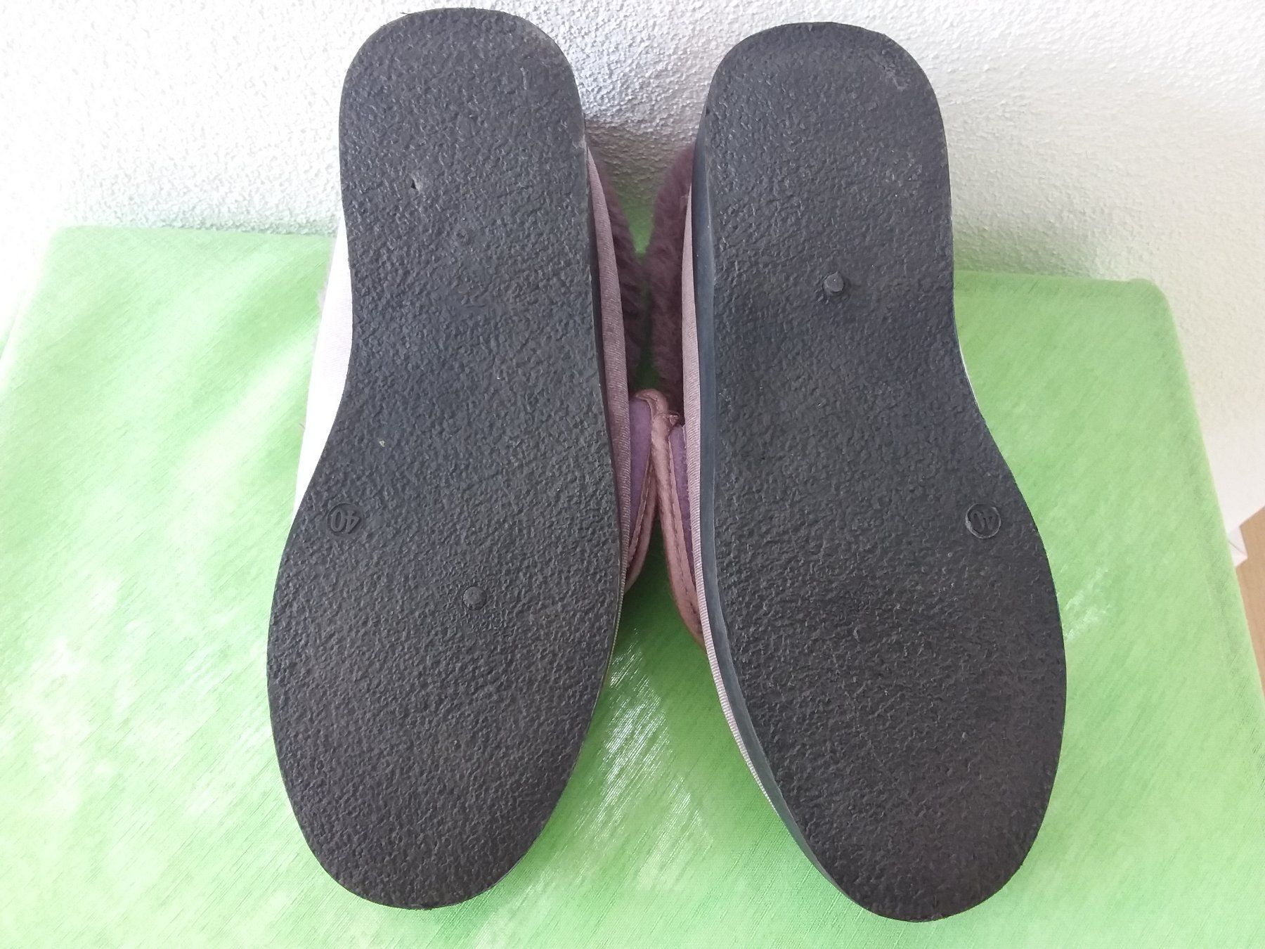 Scarpe da donna: Kuschlige Hausschuhe, Gr 40 – Usato da Uitikon Waldegg venduto da Risibisi7 4