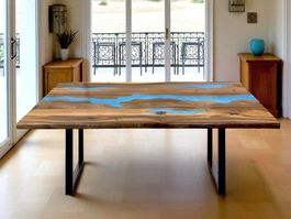 Tisch aus massivem Suar Holz und blau Epoxidharz 180 cm