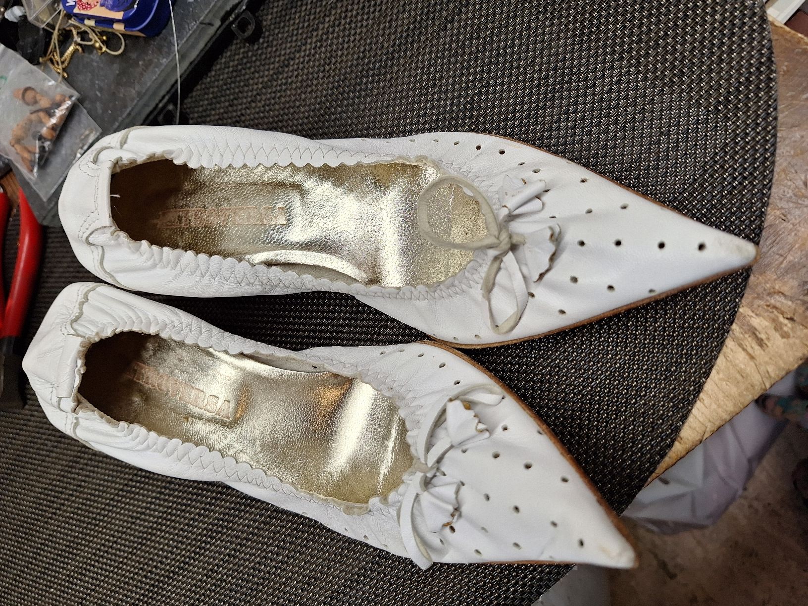 Scarpe da donna: Weisse Lederballerinas mit Absatz – Usato da Rheinfelden venduto da Cleopatra2000