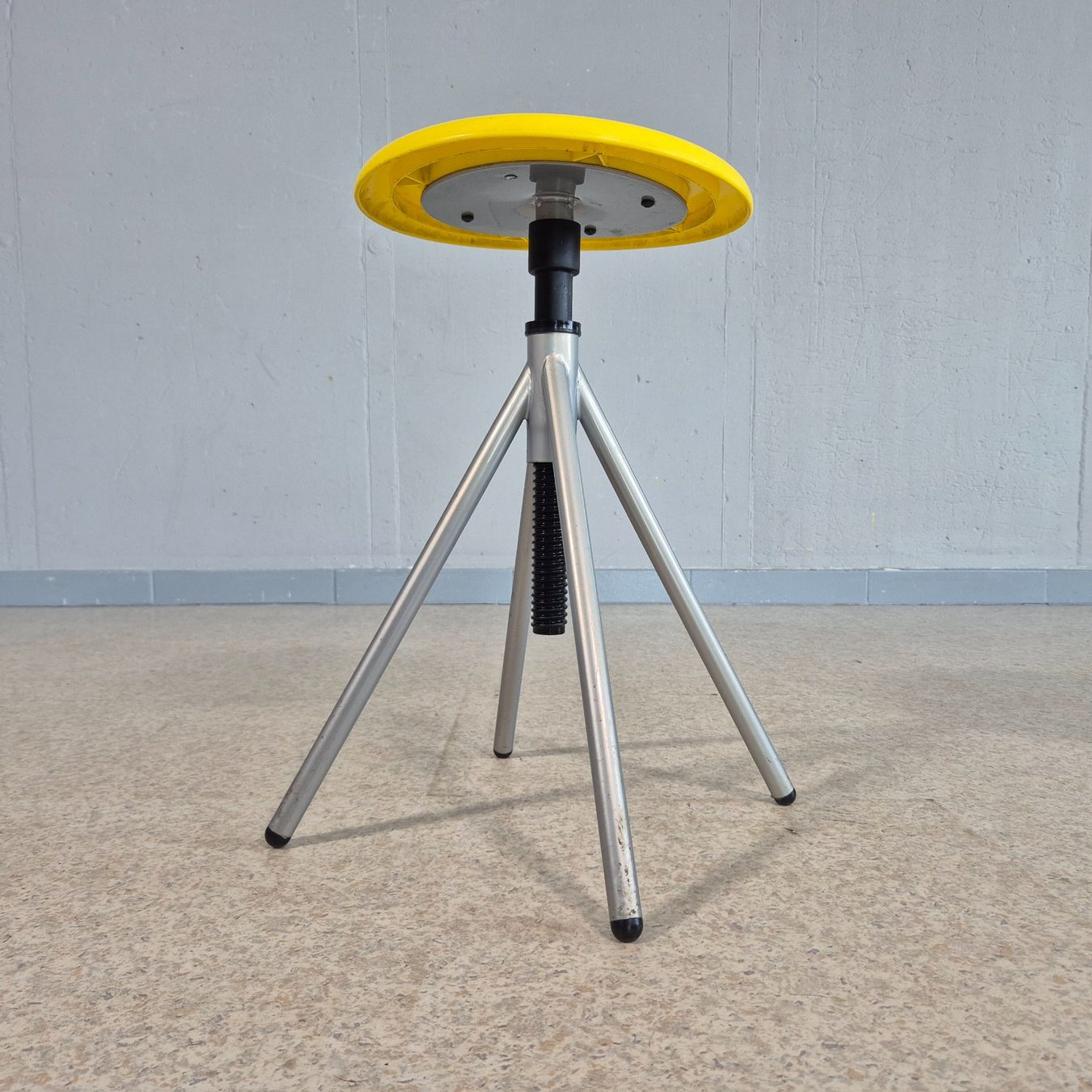 Sgabelli: Industriedesign Swivel Stool Drehhocker Hocker Höcker gelb – Usato da Nottwil venduto da Wondewa-Shop 5