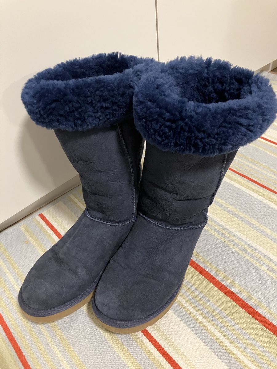 Ugg Scarpe da donna: Bottes UGG bleu marine 39 – Usato da Epalinges venduto da Tosca20