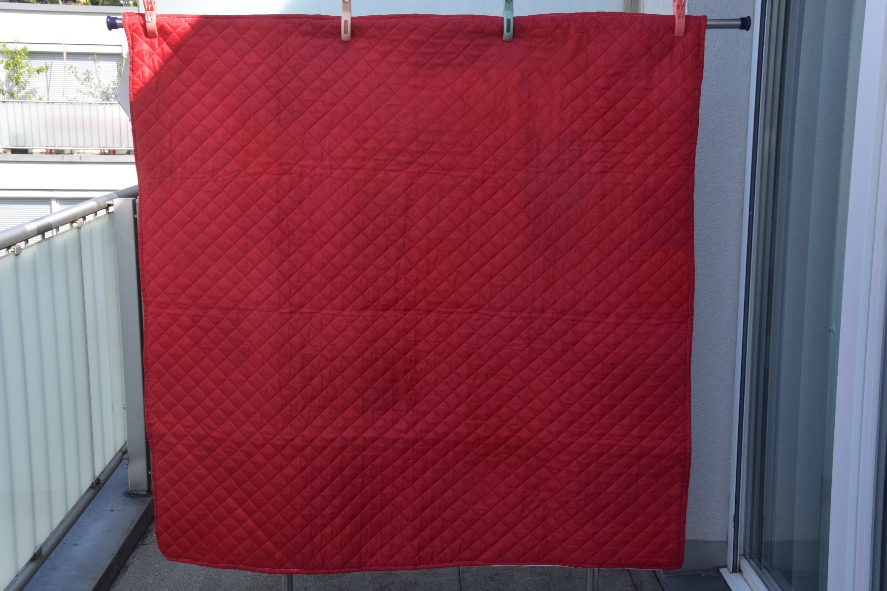 Coperte: Patchwork Decke mit roter Rückseite – Nuovo e nell'imballaggio originale da St. Gallen venduto da Elmarotto 1