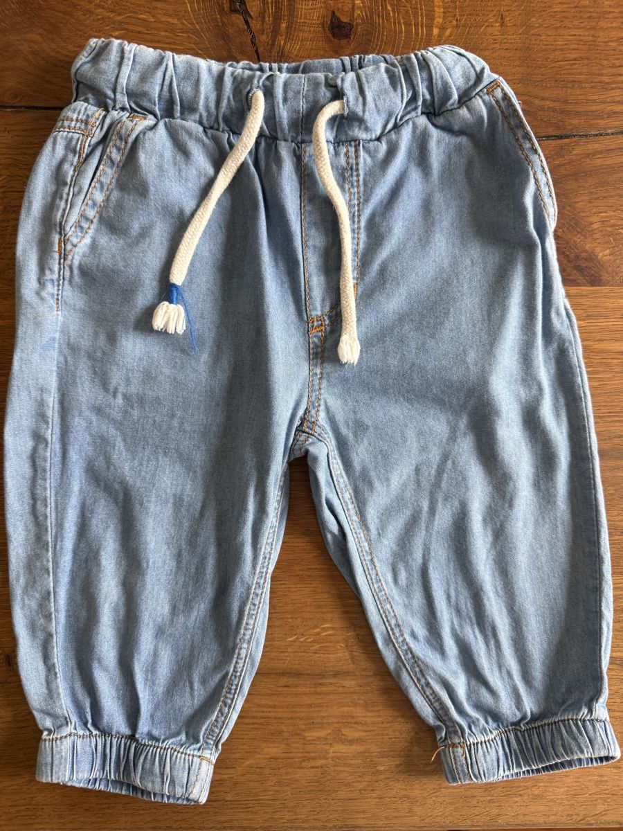 Kleiderpakete & -sets: Mädchen-Set: Weißes Top & Jeans-Jogginghose, Größe 92 – Gebraucht aus Neerach von Meli_sara 1
