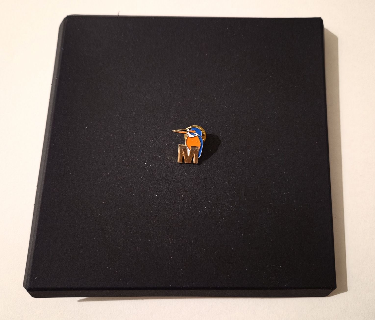 Placchette & Badge: Ansteckpin Eisvogel mit M (Migros) – Nuovo e nell'imballaggio originale da Schaffhausen venduto da Alforall 2