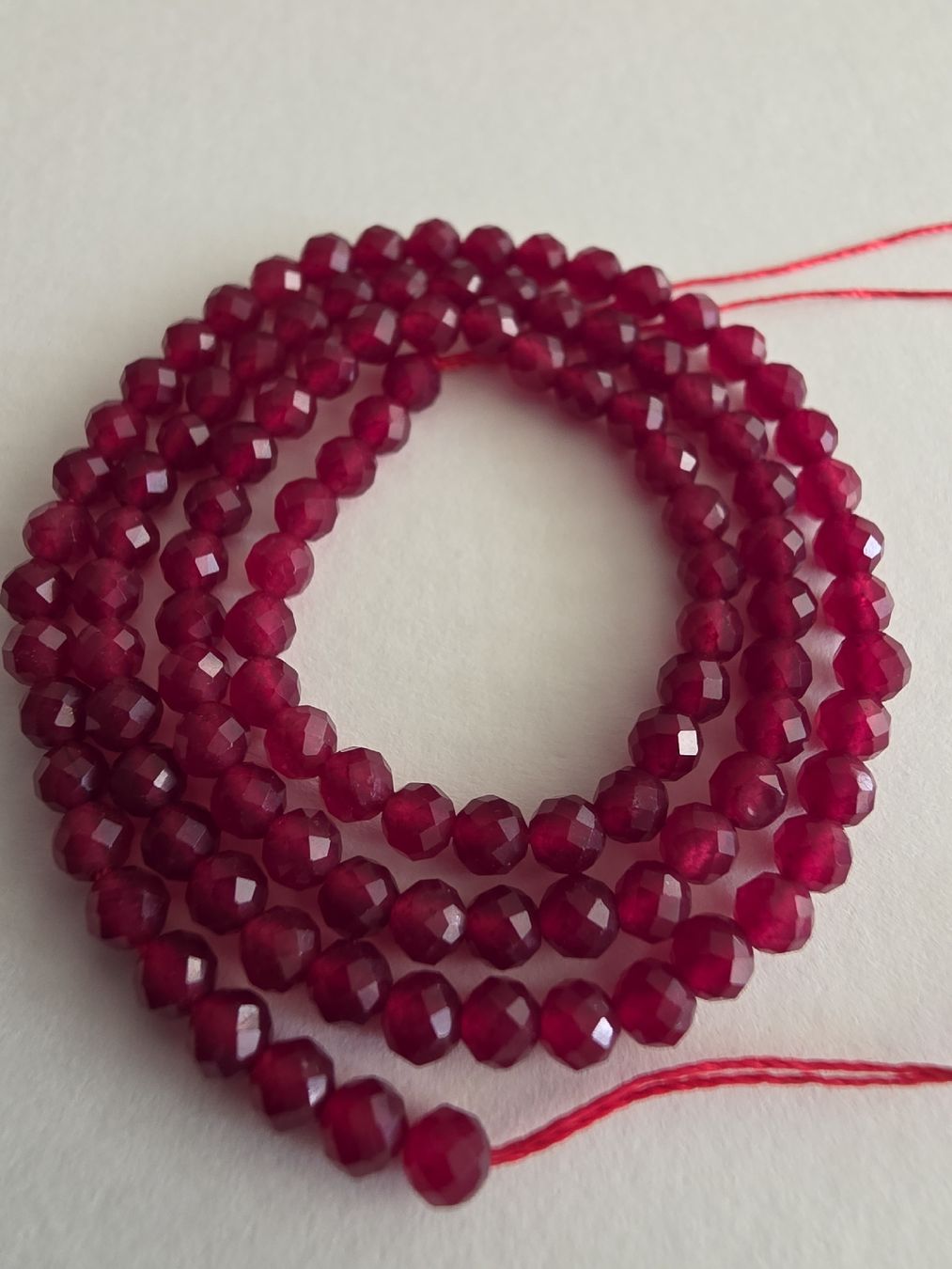 Minéraux & Lithothérapie: Chalcedon facettiert Rubinrot 3mm Strang – Neuf avec emballage d'origine à Menziken par Mirager