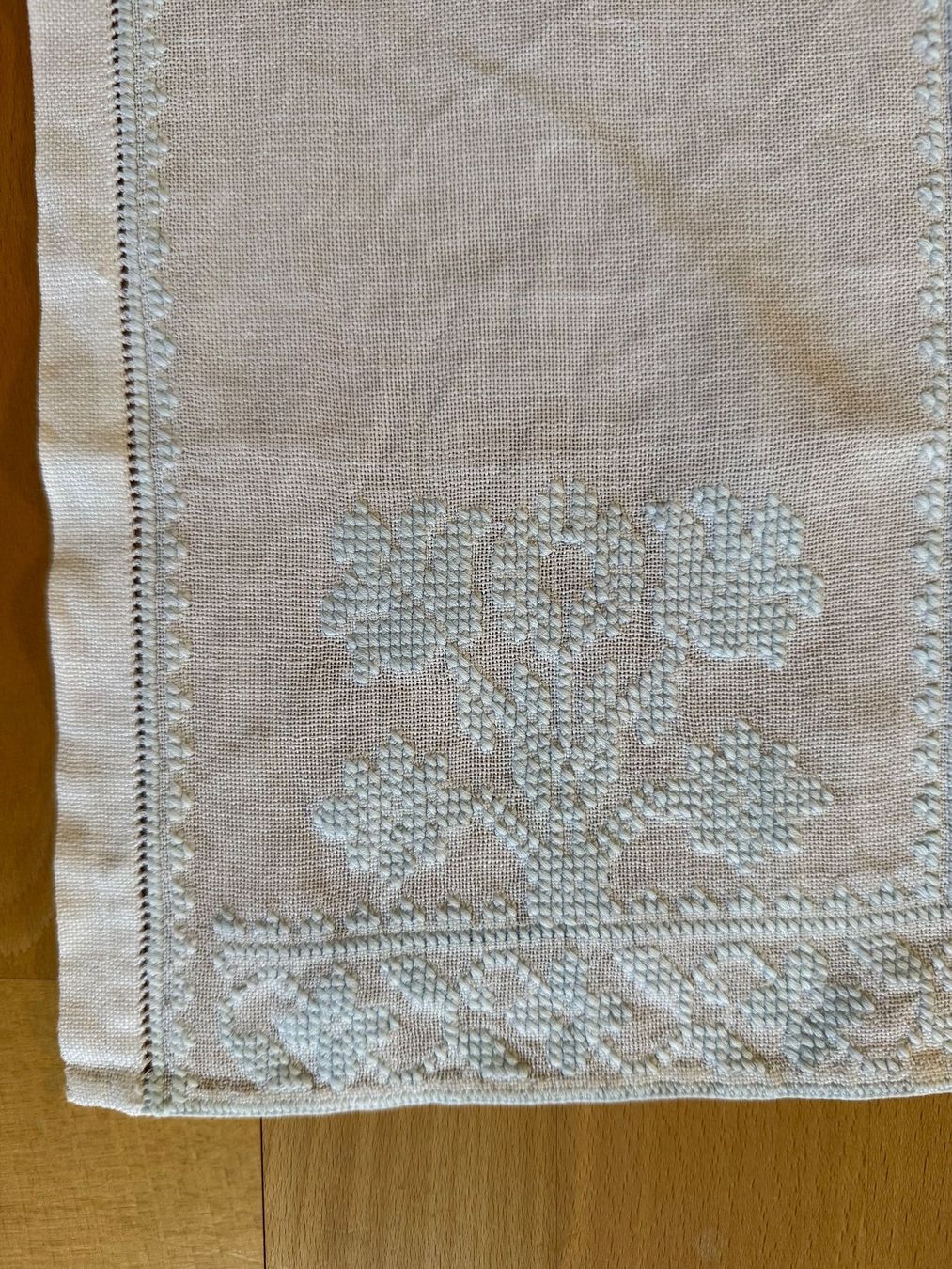 Bassetti Sonstige Tischwäsche: Tischtuch für Beistelltisch oder Kommode  handbestickt – Gebraucht aus Subingen von ArtBead 1