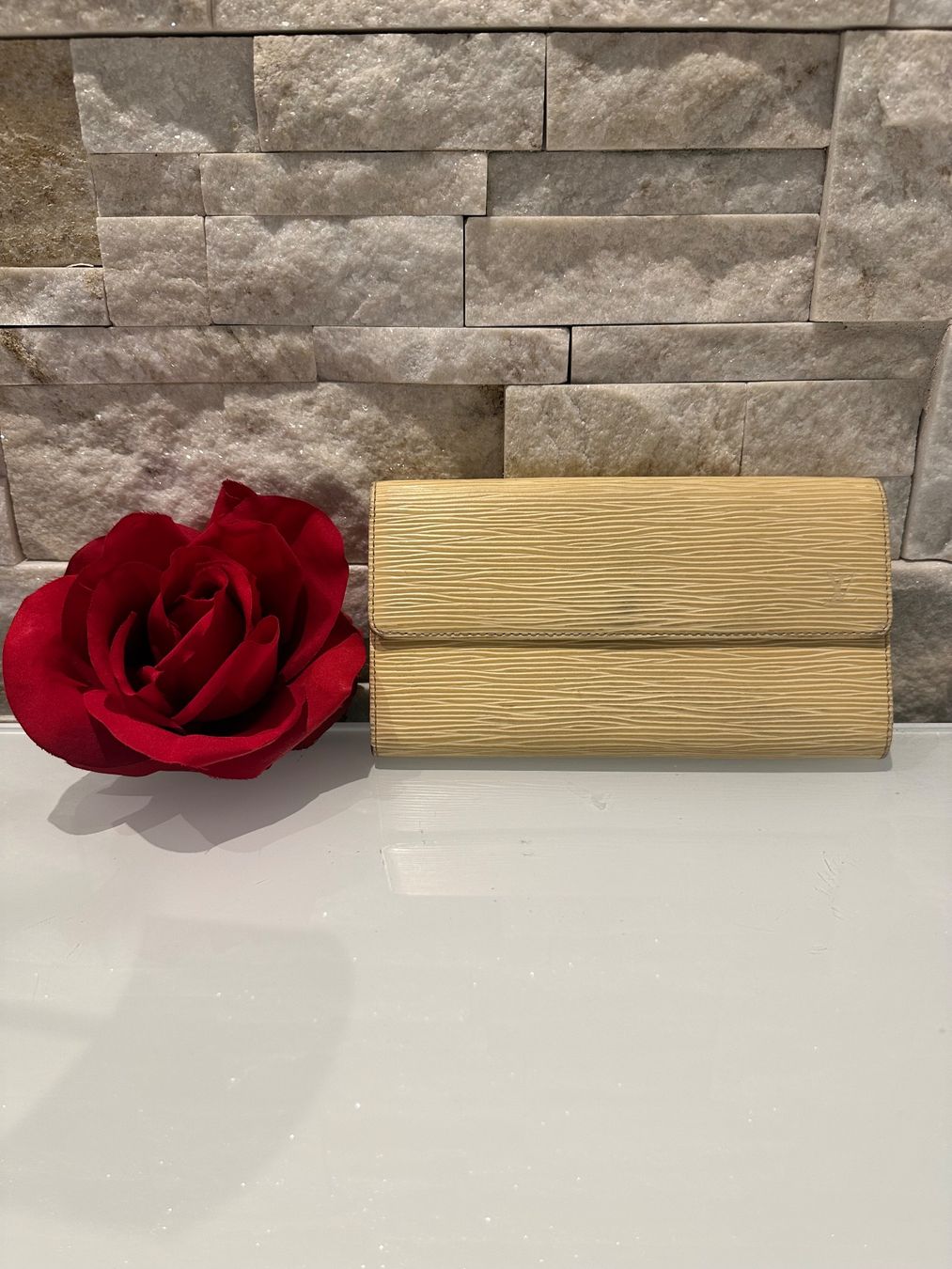 Louis Vuitton Portemonnaie: Louis Vuitton Long Wallet Epi - Nr. 843 – Gebraucht aus Hittnau von LuxAndMore