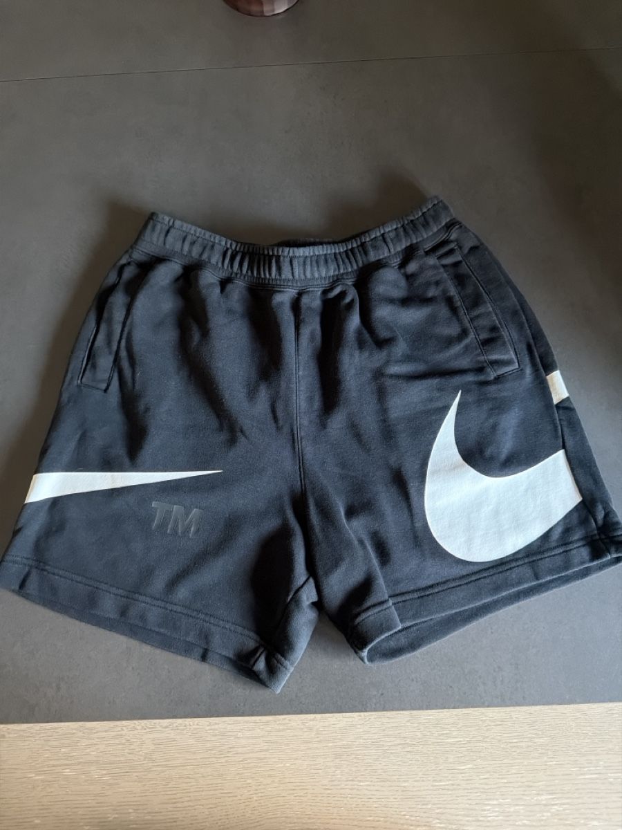 Nike Pantaloni: Short Nike noir – Usato da Châtelaine venduto da Diogo.138