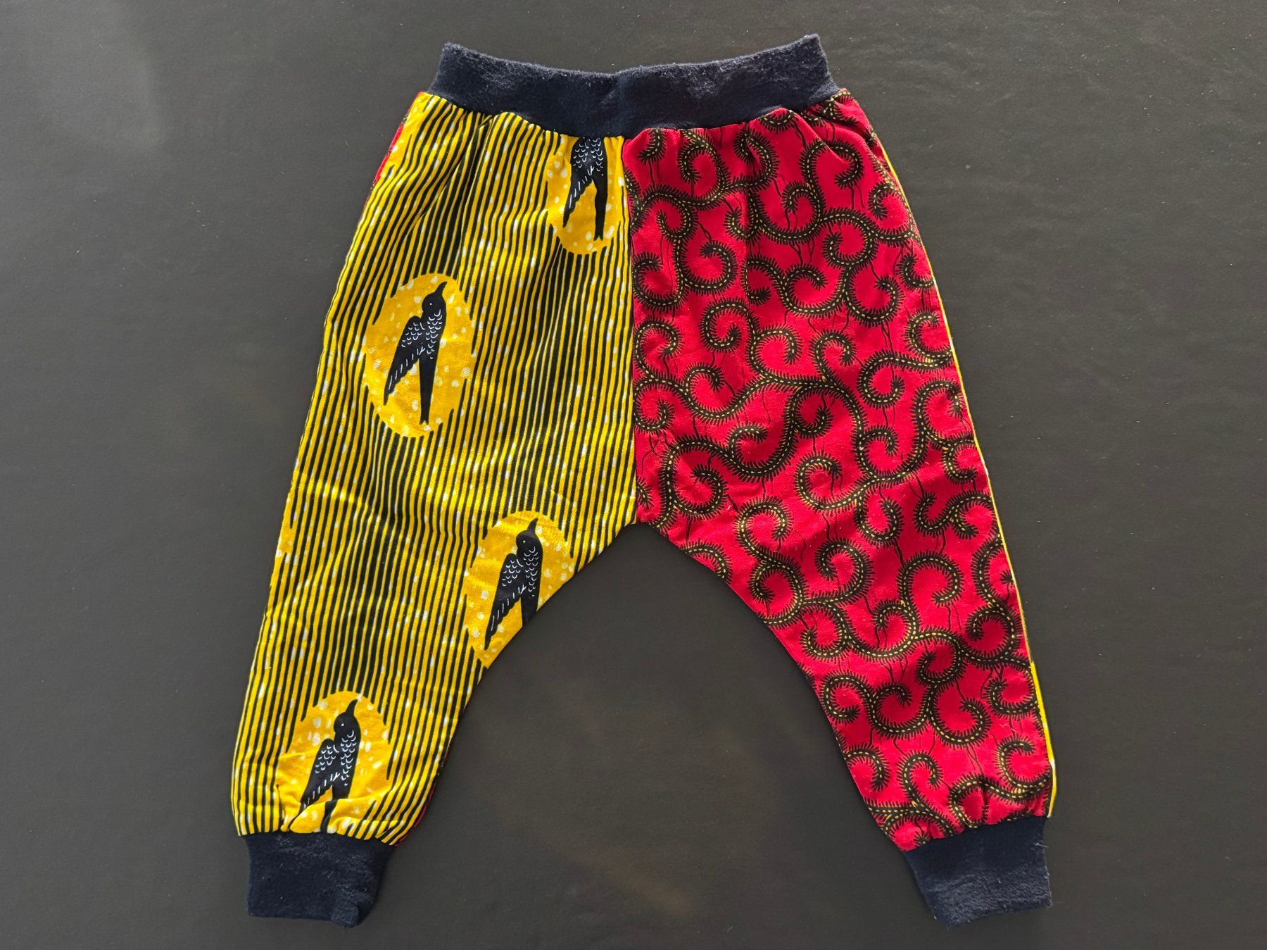 Hosen: Kinder Afro Hose Afrika Gr. 98 / 104 – Gebraucht aus Zollikon von Krenapf 1