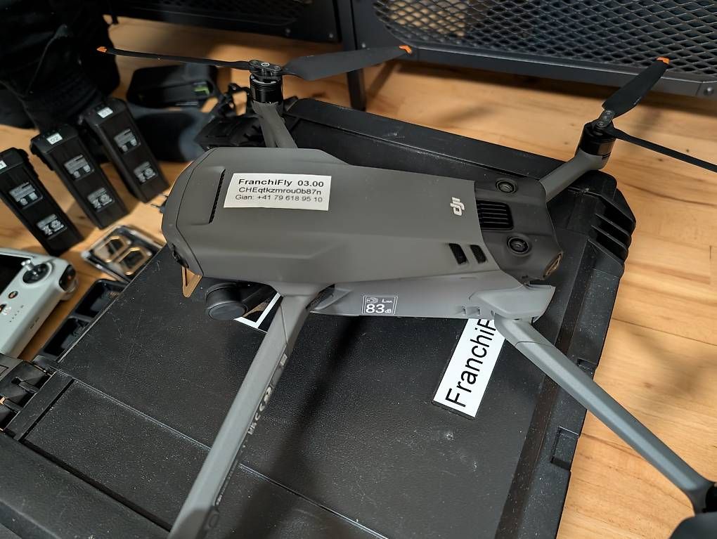 Modellismo RC: DJI Mavic 3 Classic, Fly More Combo + Koffer – Usato da Männedorf venduto da Gian.franchi 2