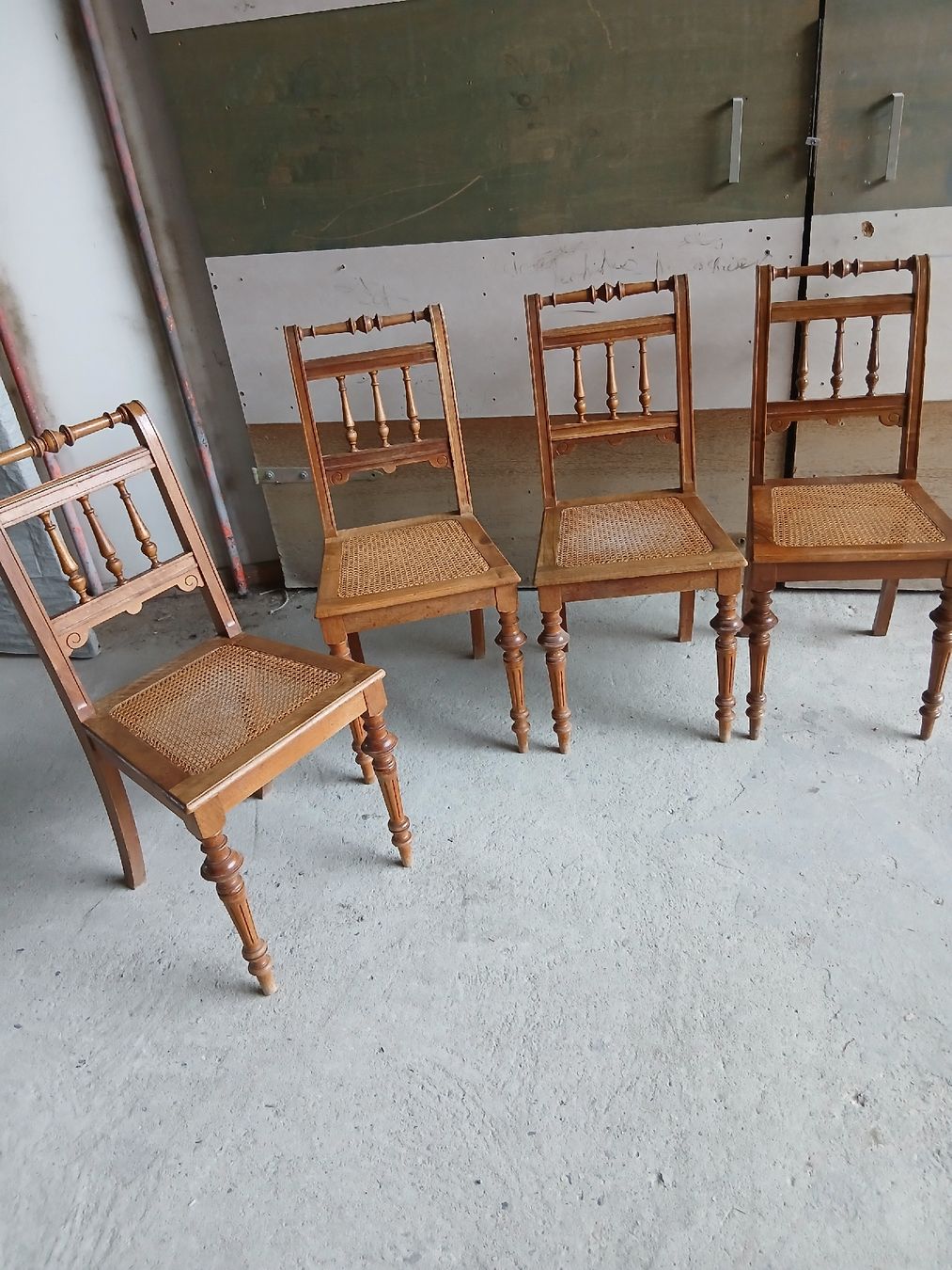 Sedie: 4 CHAISES L.PHILIPPE EN NOYER PARFAITE ÉTAT STABLE – Usato da Neuchatel venduto da NNeuchatel