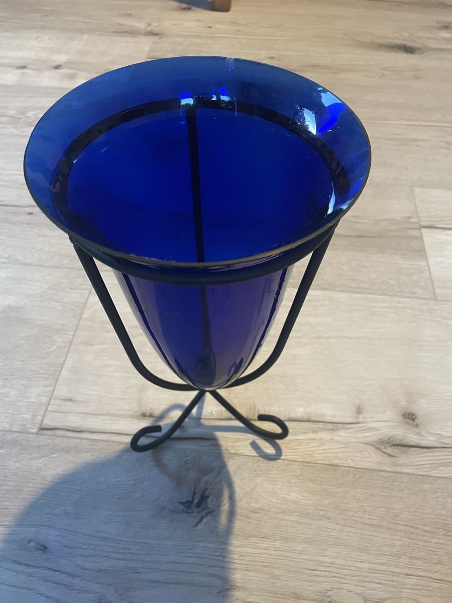 Vasen & Gefässe: Vase blaues Glas mit Metallständer – Gebraucht aus St. Margrethen SG von ale_vw2d