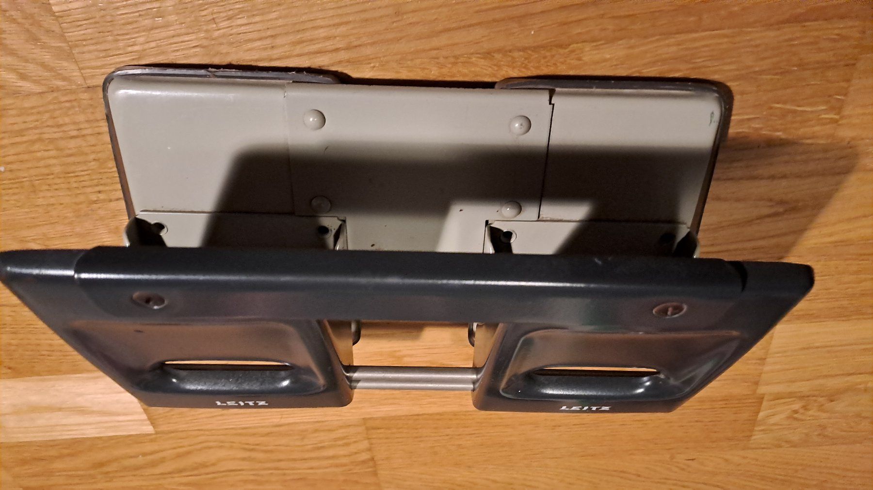 Tutti i DVDs: Leitz - 4 hole - hole punch – Usato da Rieden AG venduto da Werkstattlaedeli 1