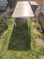 Robuster massiver Tisch für Garten oder Wohnzimmer