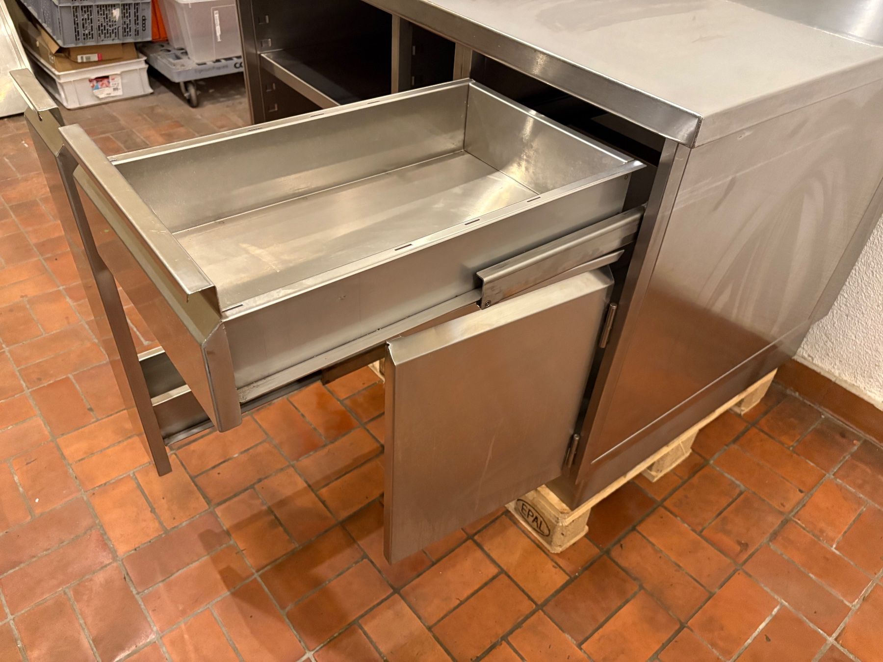 Cucine complete: Gastro Edelstahlmöbel,Arbeitstisch – Usato da goldau venduto da G.app 5