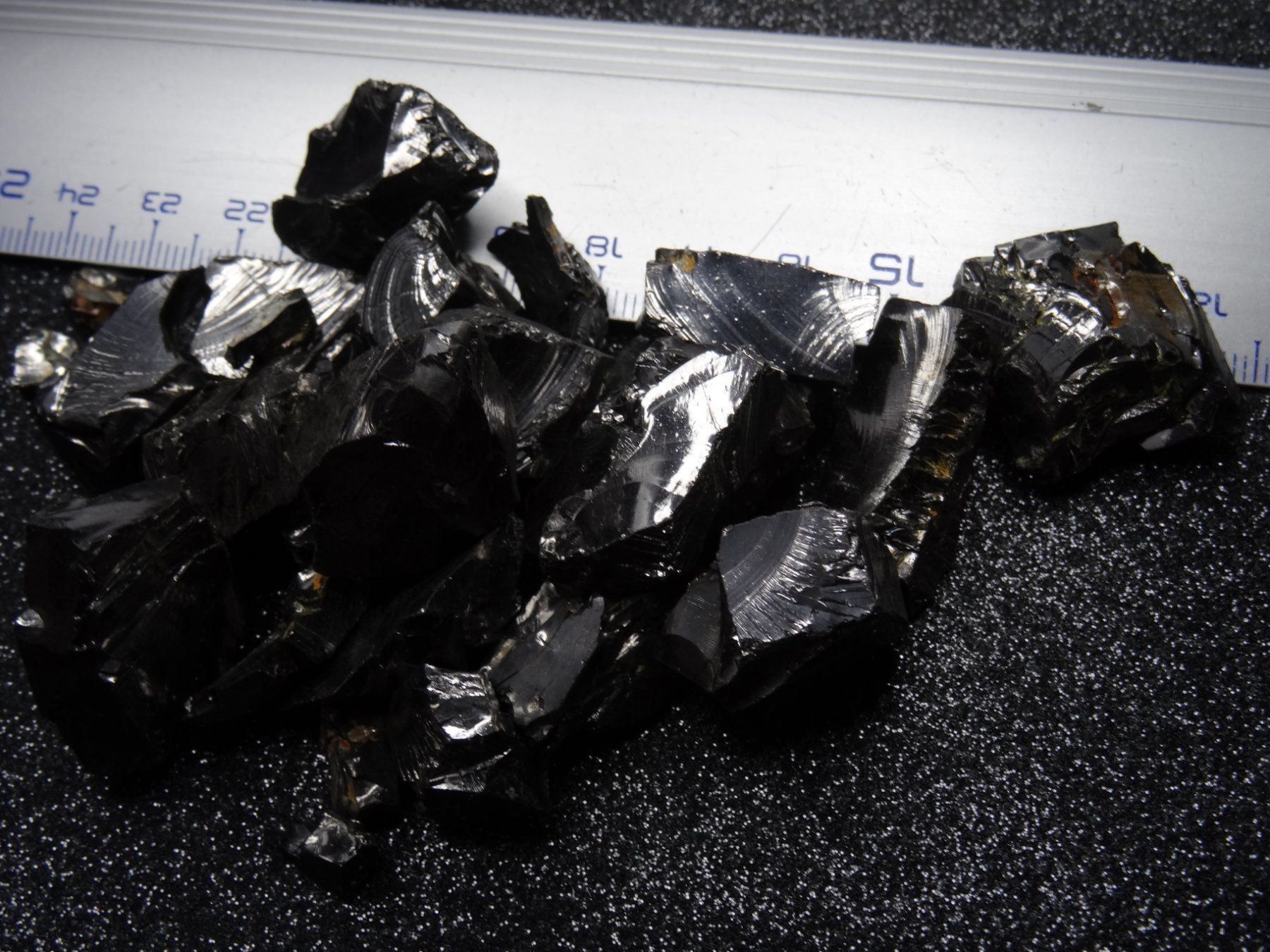 Mineralien & Heilsteine: Edel Schungit    Rohsteine per Gramm – Neu und originalverpackt aus Eschenbach SG von craniums