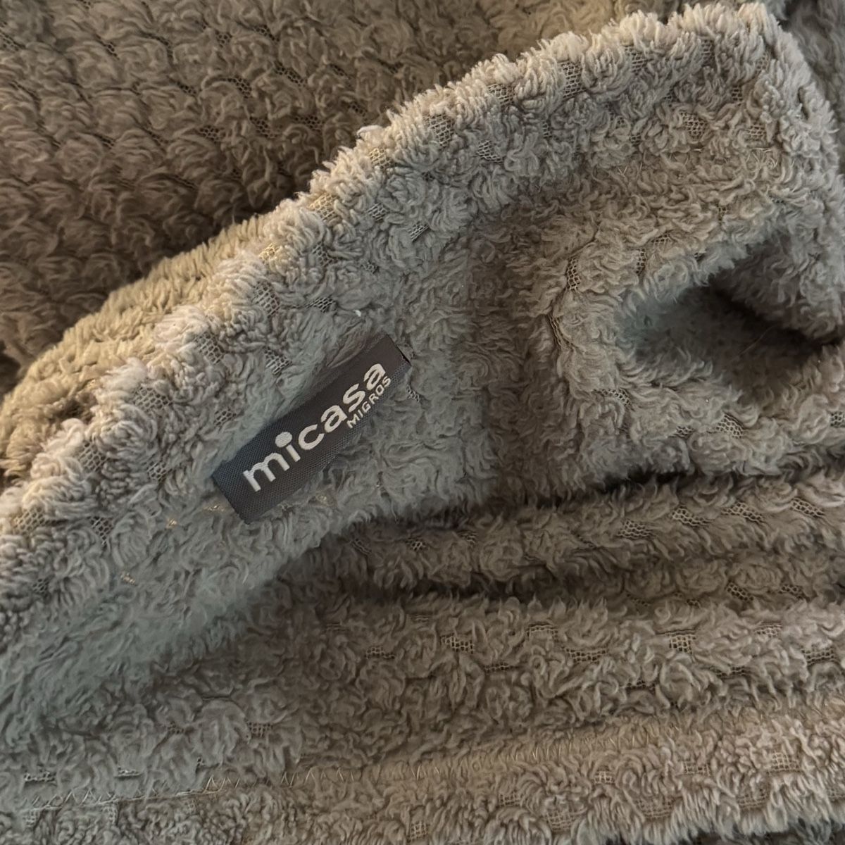 Micasa Coperte: Micasa plaid grey soft material 1.2m x 2.2m – Usato da solothurn venduto da mil_ja.t 1