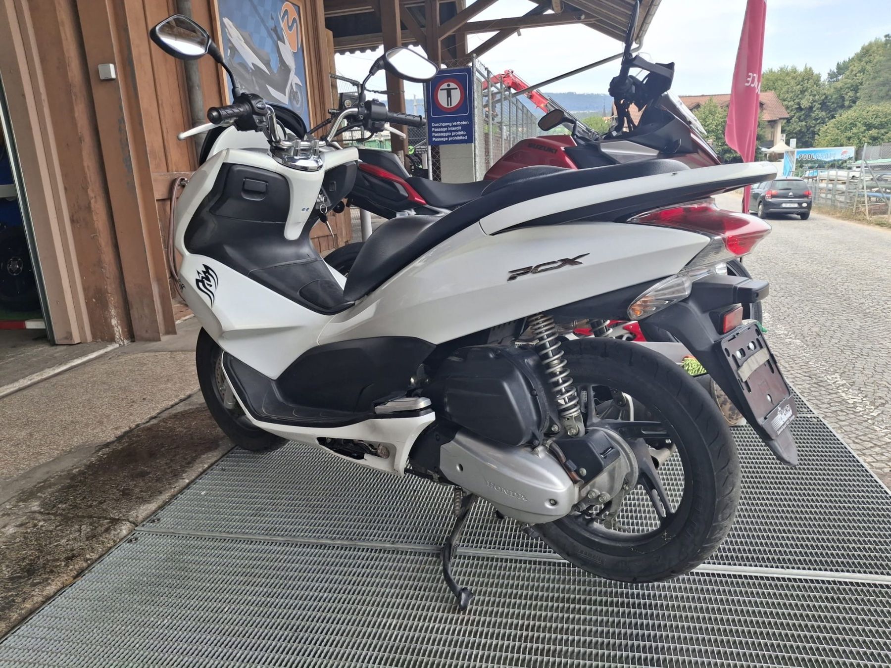 Honda Scooters: Honda PCX 125 Roller weiss – Gebraucht aus Laufen von Dreier_Motos_AG 4