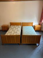 Bett aus Holz mit Lattenrost.