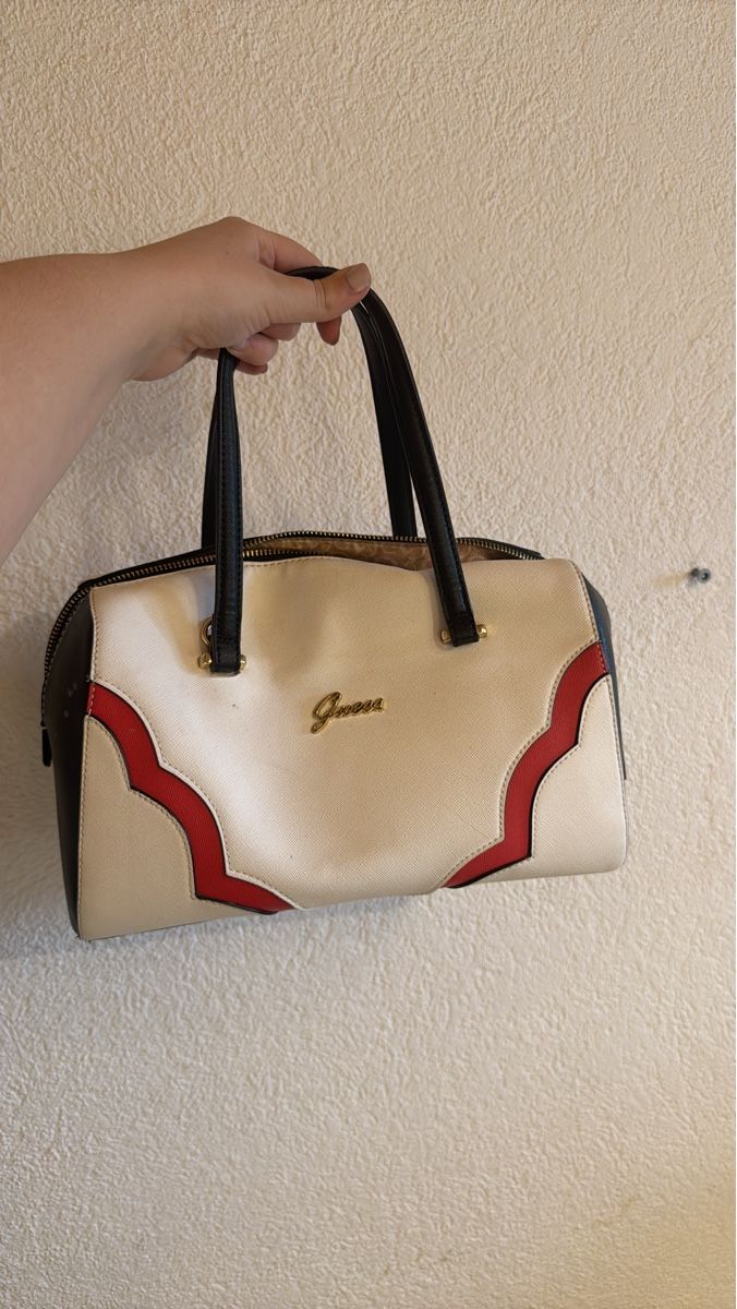 Guess Borse da donna: Stylische Guess Handtasche Beige/Rot – Usato da Heimberg venduto da Lilaloli